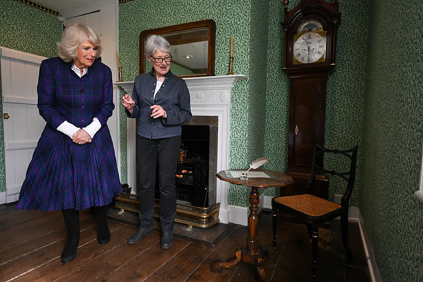 La reina Camilla, en la casa natal de la escritora Jane Austen.