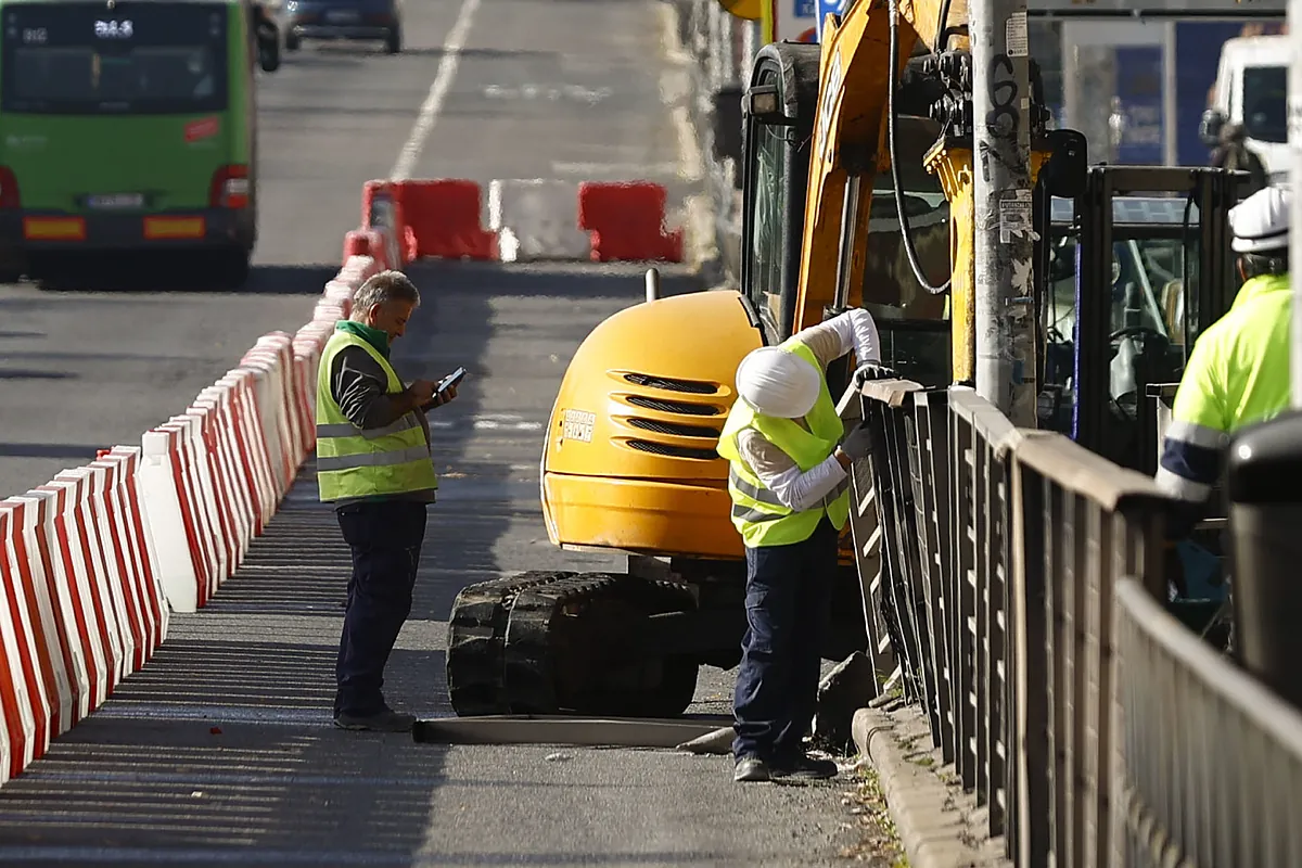 Las obras de soterramiento de la A-5 perforan una tubería en Aluche, cortando el suministro de agua en la zona