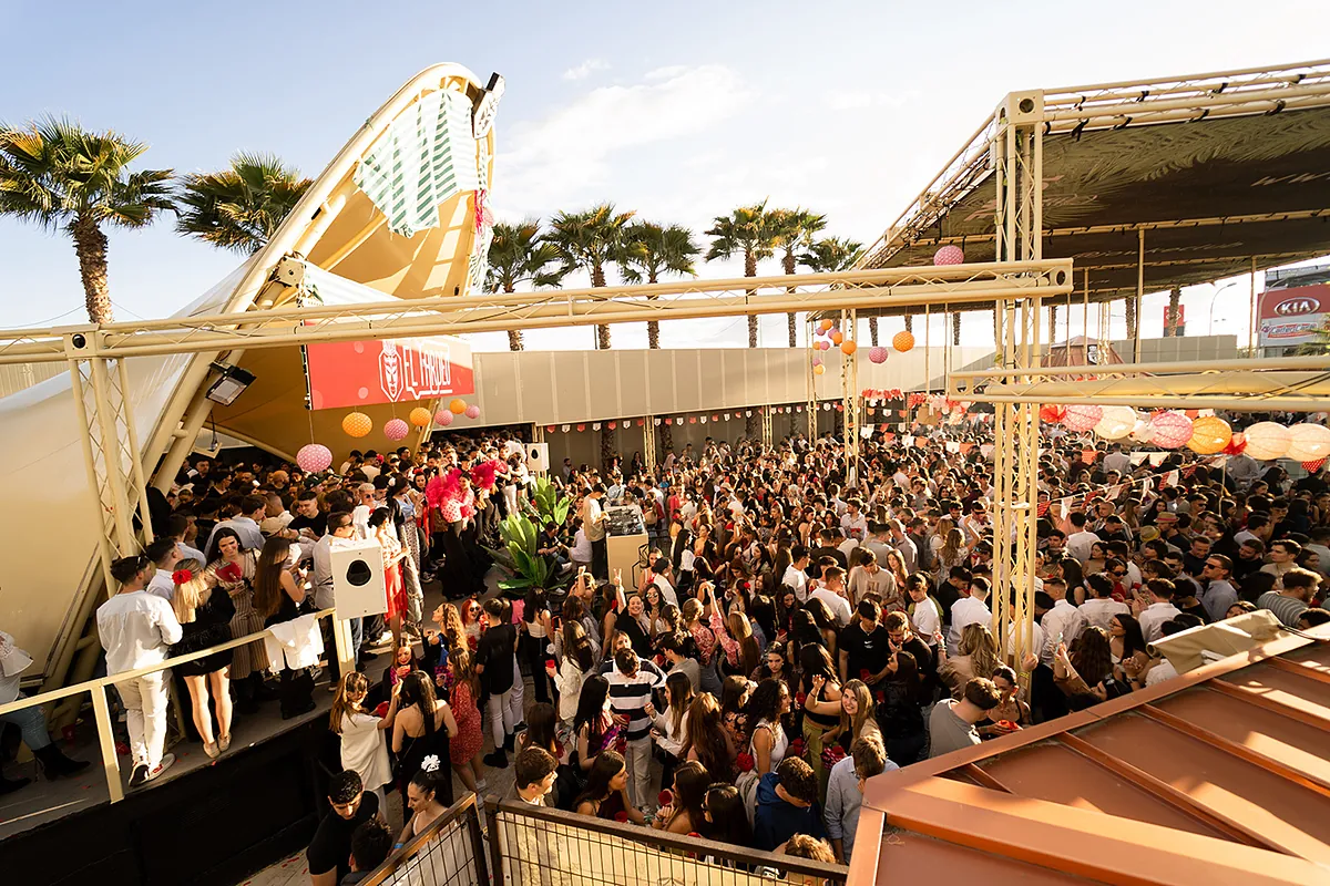 La discoteca al aire libre que convierte Alcorcón en un paraíso caribeño para la Generación Z