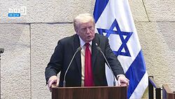 La reacción de Trump al ser interrumpido durante su discurso en el Parlamento de Israel