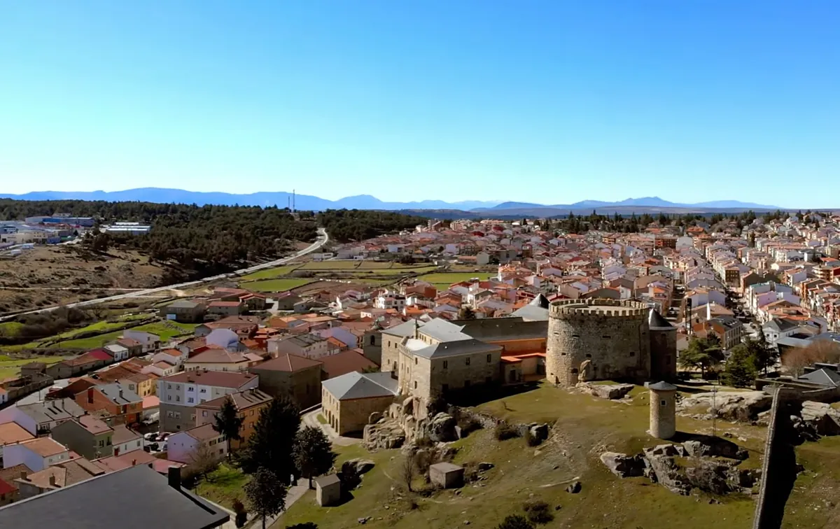 El silencioso pueblo de Ávila a una hora de Madrid en el que descansaban los escritores: castillo renacentista, dehesa y un paseo entre esculturas
