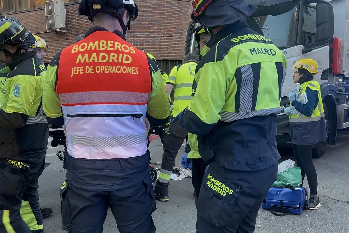 Herida grave una mujer al ser atropellada por un camión de recogida de residuos en Carabanchel