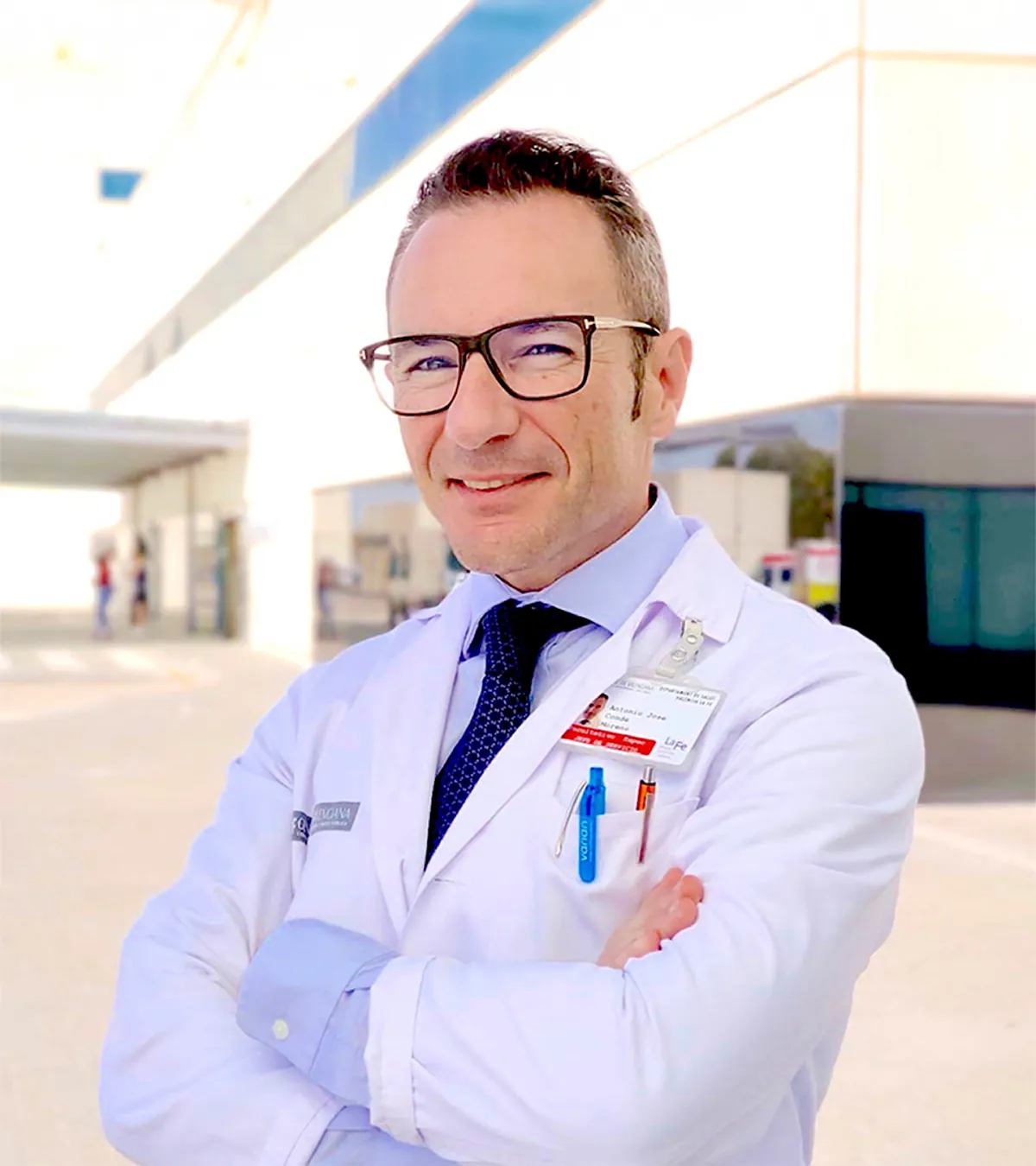 El equipo del oncólogo Conde que forma a los médicos de la sanidad pública para usar las máquinas de Amancio Ortega contra el cáncer