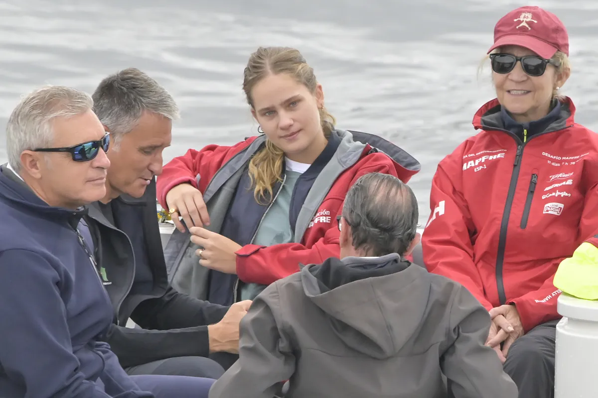 Irene Urdangarin, en las regatas de Sanxenxo con su abuelo, primer plan de soltera tras romper con Juan Urquijo