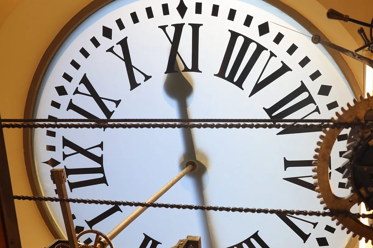 Cambio de hora marzo 2025: ¿hay que adelantar o atrasar el reloj?