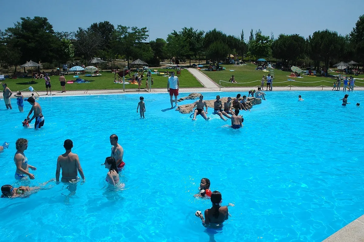 Ni Las Presillas, ni Las Berceas: esta es la piscina natural más grande de Madrid en la que darse un chapuzón