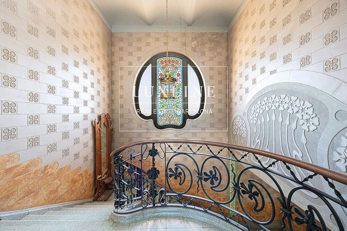 Así es la villa modernista de Rauw Alejandro en Barcelona: un palacete de más de 2 millones en pleno corazón del Bages que no consigue vender