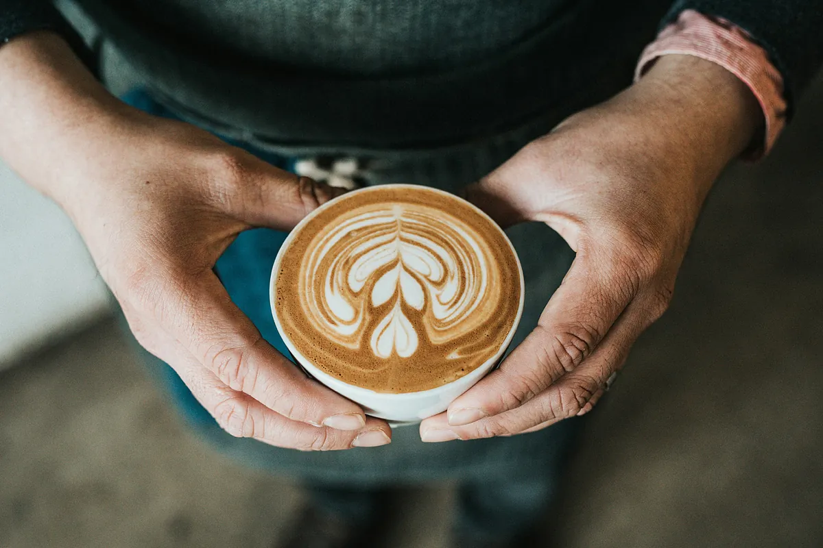 Adiós a la moda del tardeo en Cataluña: llegan las 'coffee raves' que ganan adeptos en Barcelona (y otras ciudades de España)