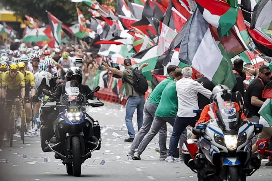 Las protestas propalestina dinamitan la Vuelta y dejan la etapa con final en Bilbao sin ganador