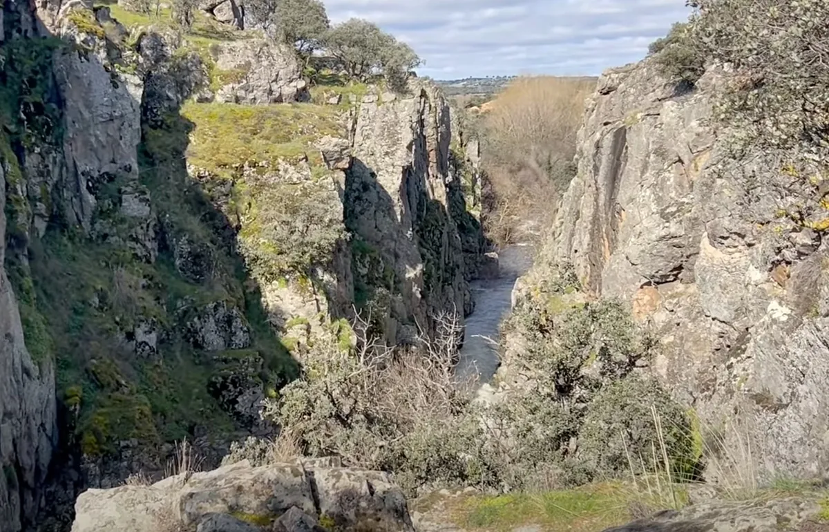 Cañón natural de 300 metros, mirador con asombrosas vistas y un pueblo abandonado: la alucinante ruta de senderismo en Segovia que no puedes perderte