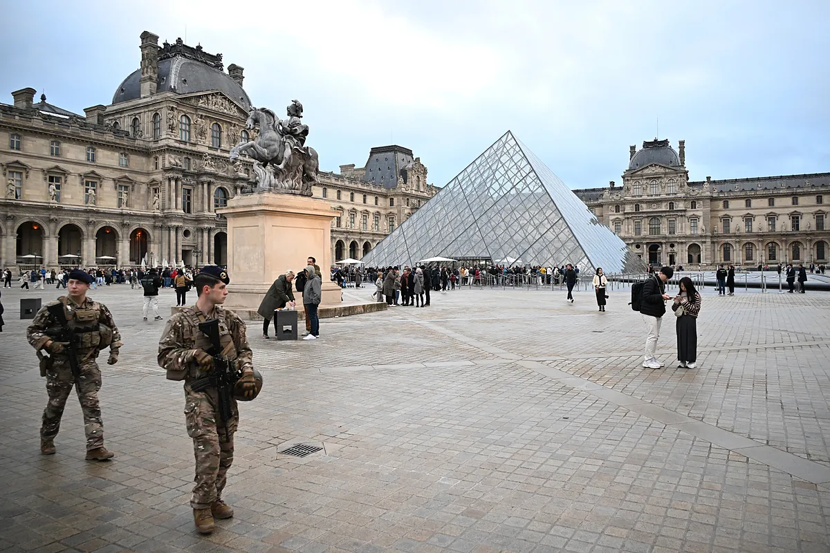Robo en el Louvre: ¿Quién está detrás del golpe del siglo? Los Panteras Rosas, el encargo de un coleccionista o simples ladrones de joyas y metales preciosos