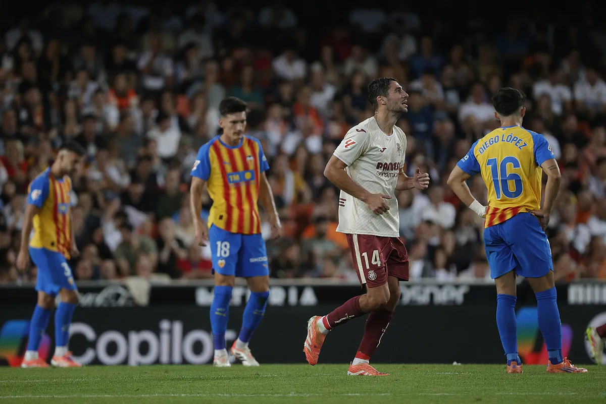 El Villarreal liquida a un Valencia abandonado