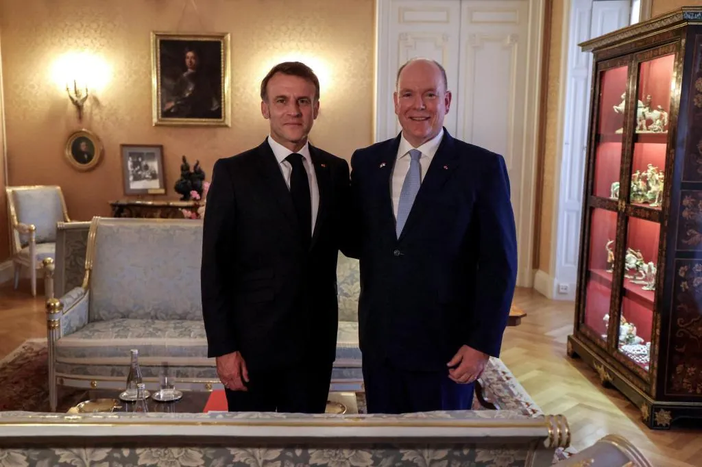 Macron y su esposa Brigitte protagonizan una histórica visita de Estado a  Mónaco, agasajados por los príncipes Alberto y Charlene, días después del  polémico manotazo | Internacional