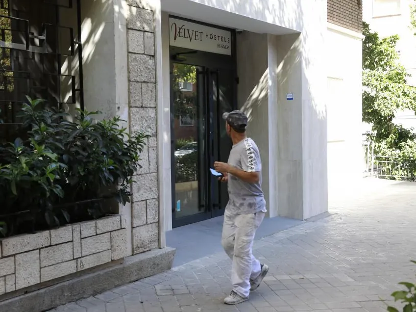 Los vecinos, indignados con Almeida por mantener abierto el polémico albergue del Parque de las Avenidas cuando el lunes ordenó cerrarlo: "El alcalde nos toma el pelo"