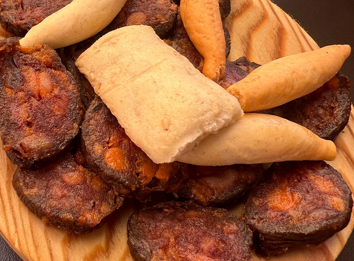 Ni Teatinos ni Pedregalejo: este es el bar de Málaga que tienes que ir sí o sí en octubre por sus tablas de embutidos y tapas de siempre