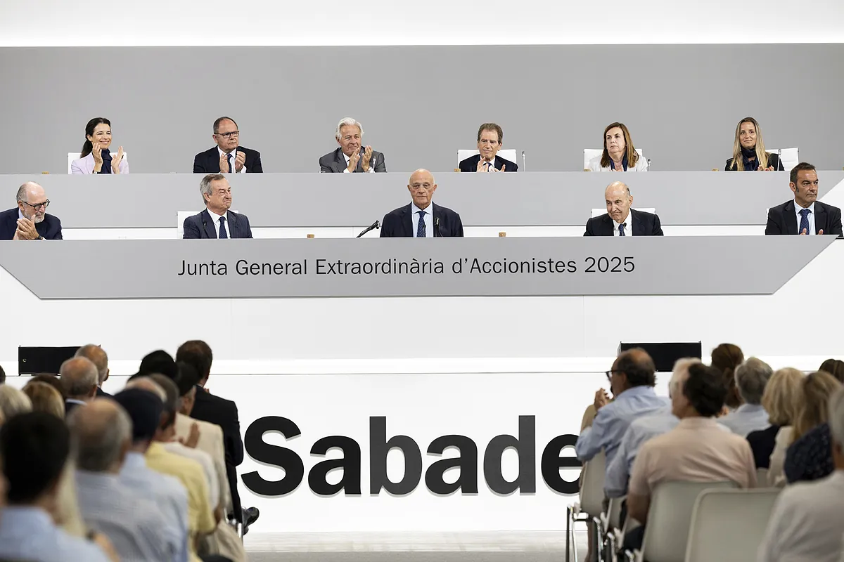 Sabadell reparte 370 millones de euros en dividendos y BBVA ajusta el precio de su OPA