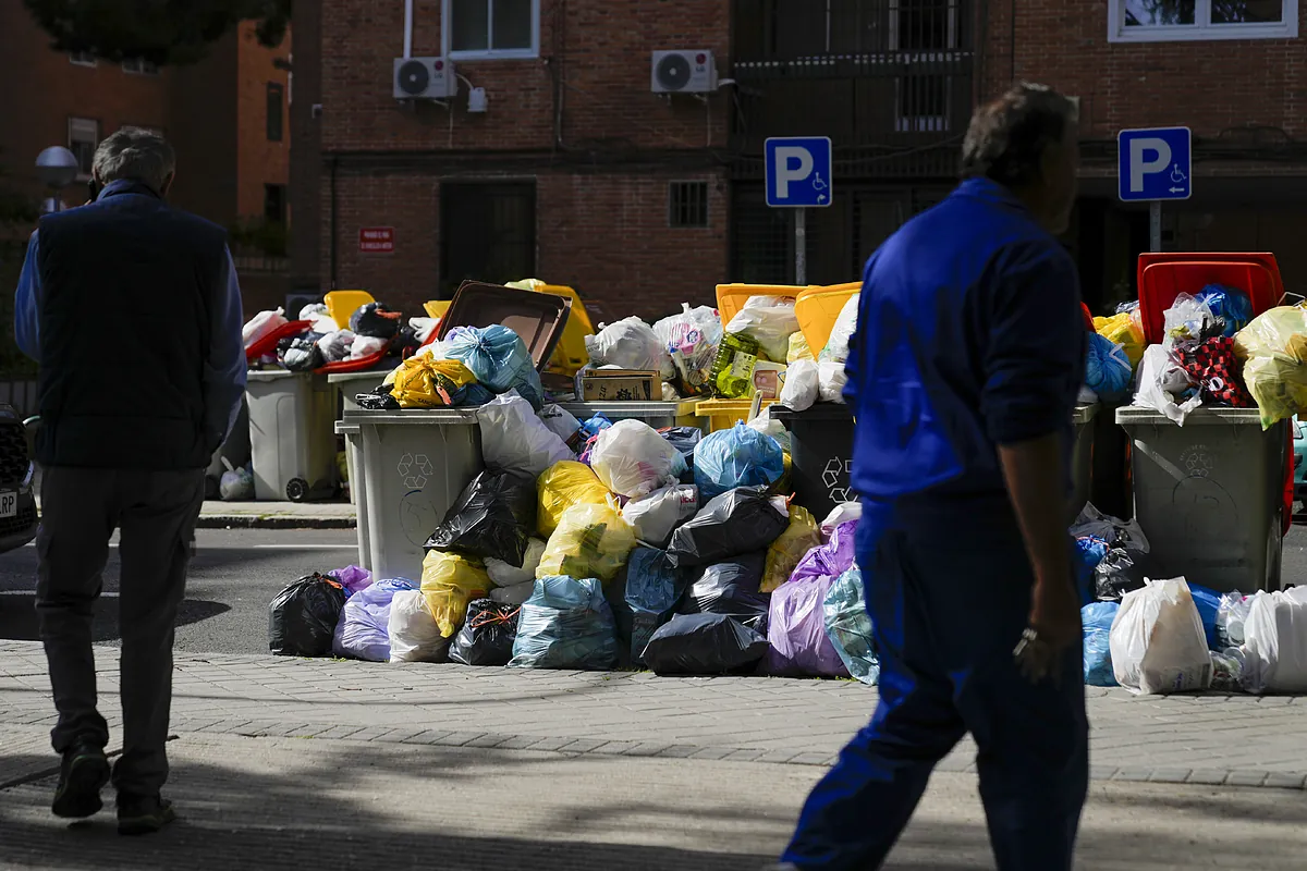 El gran apagón interrumpió la recogida de las 8.000 toneladas de basura acumulada tras la huelga y deja 'montañas' de residuos en Madrid: "Se está trabajando para volver a la normalidad"