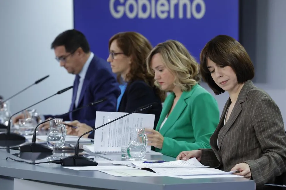 La Moncloa lanza su artillería contra Ayuso por el aborto y las universidades privadas