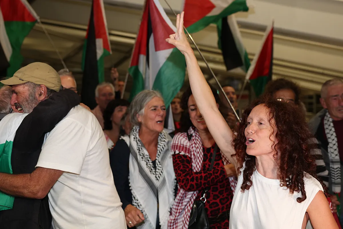 Los 27 activistas españoles de la flotilla a Gaza repatriados aterrizan en  Madrid, Barcelona y Bilbao | España