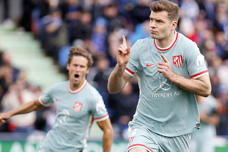 Sorloth y Marcos Llorente, en un partido con el Atlético.