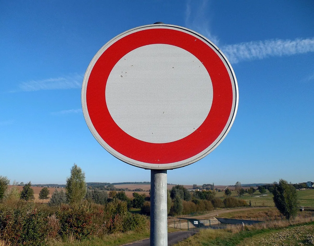 Cuál es el significado de esta señal de tráfico vacía: muchos no saben que son 200 euros de multa