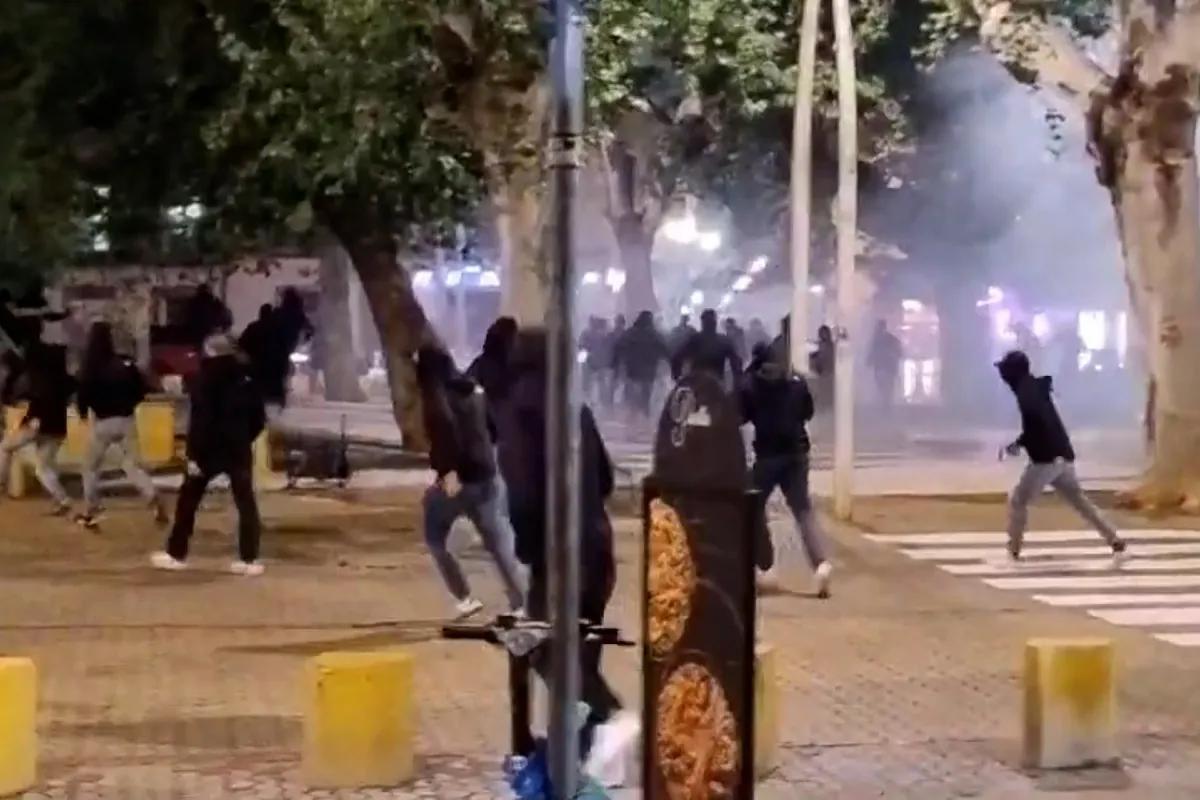 Más de un centenar de ultras de la Fiorentina y el Betis se enfrentan con lanzamientos de bengalas y objetos en la Alameda de Hércules de Sevilla