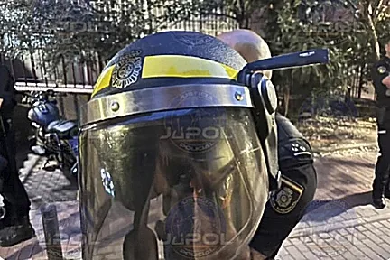 Se atrinchera en Vallecas, retiene a su hermano menor e intenta matar a un policía clavándole un cuchillo en la cabeza
