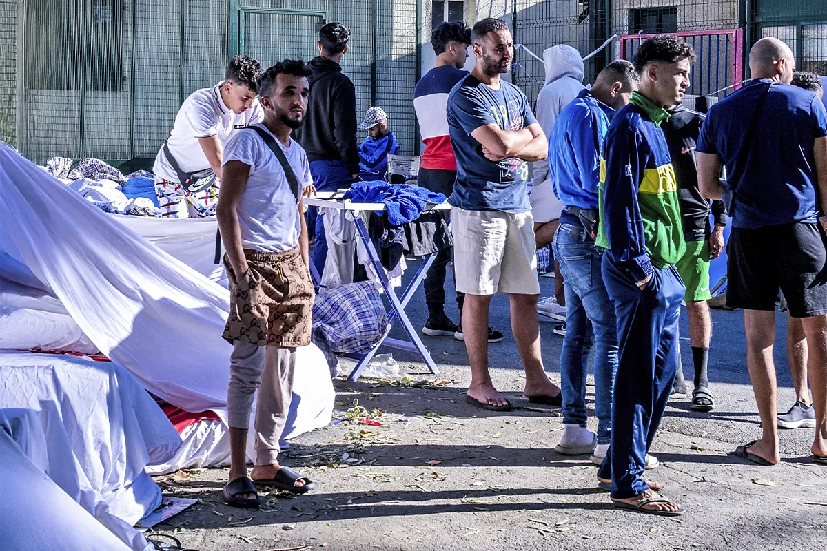 En el campamento desbordado del CETI de Ceuta: "Esto es un polvorín. Se puede armar muy gorda y no tenemos margen de reacción"