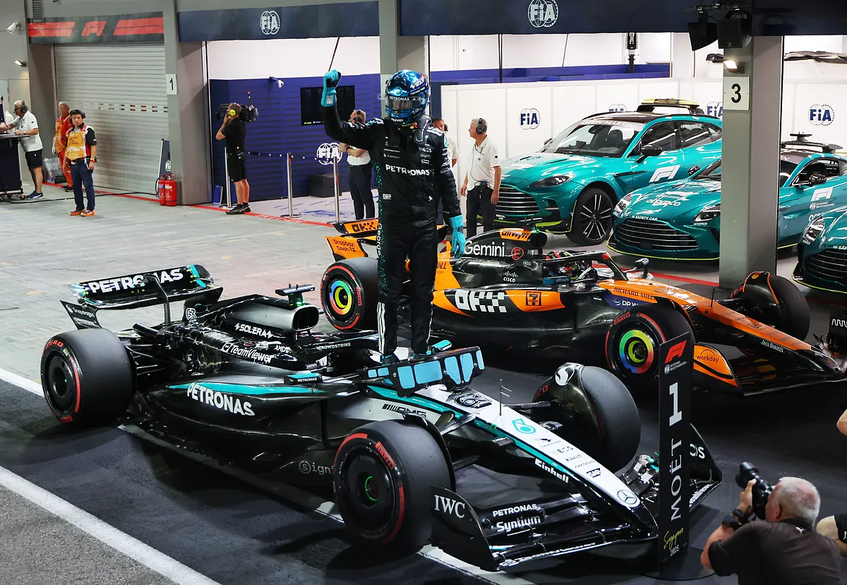 Russell y Verstappen asustan a McLaren en Singapur, donde Aston Martin vuelve a desinflarse