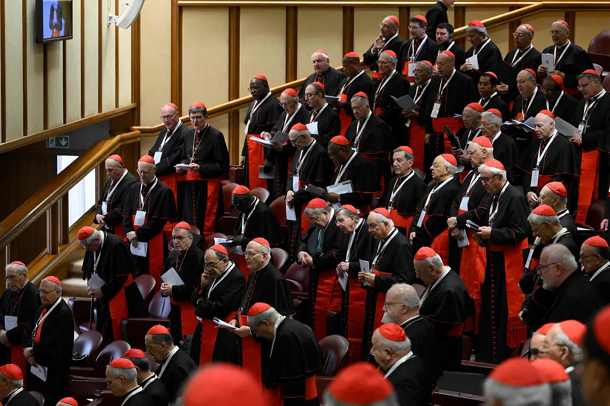 Papa Francisco: última hora de la muerte, capilla ardiente, funeral y candidatos, en directo | La monja Genevieve, la 'enfant terrible' de Francisco, se salta el protocolo y llora y reza ante el féretro