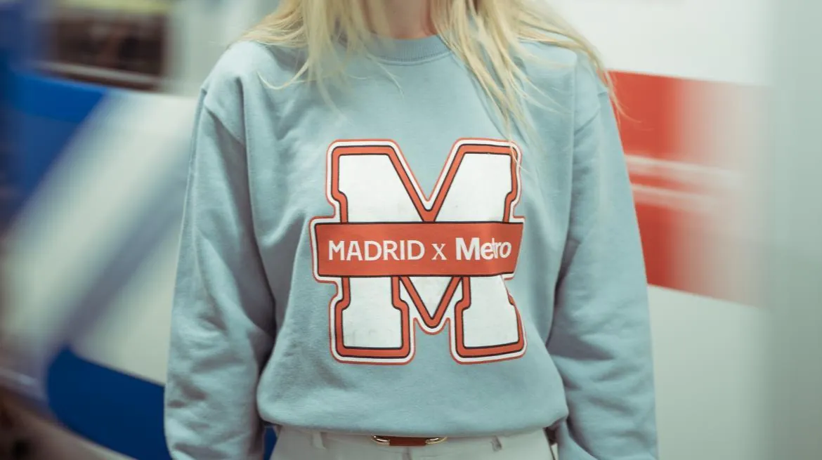 Metro, 2 Mayıs'ta Madrid'den esinlenen sınırlı sayıda bir sweatshirt başlatarak Güneş ışığına hayata dönük görsel unsurlarla kutluyor