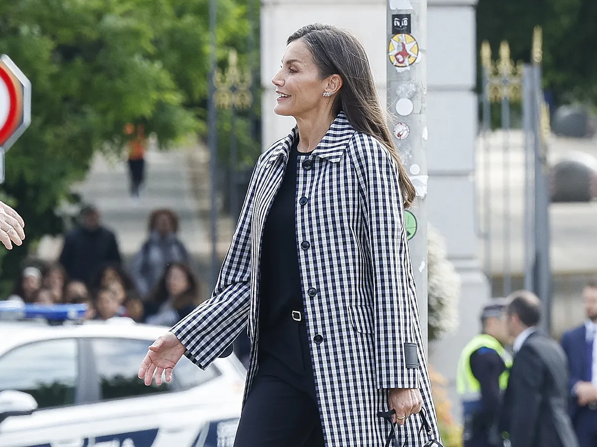 Los muy diferentes looks de la Reina Letizia e Isabel Díaz Ayuso, ambas con zapatos planos, para celebrar el 100 aniversario de la Cuesta de Moyano
