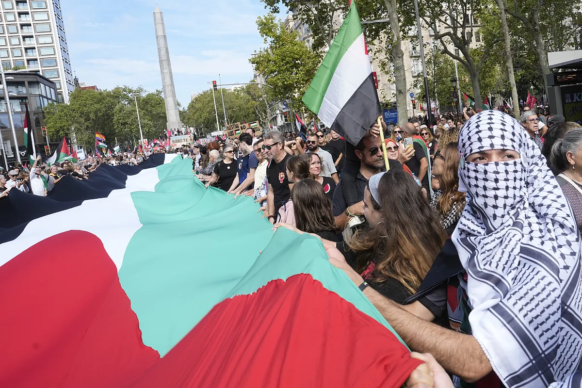 Manifestaciones por Palestina: 70.000 personas exigen en Barcelona el boicot a Israel y la acampada por Gaza se mantiene en el puerto