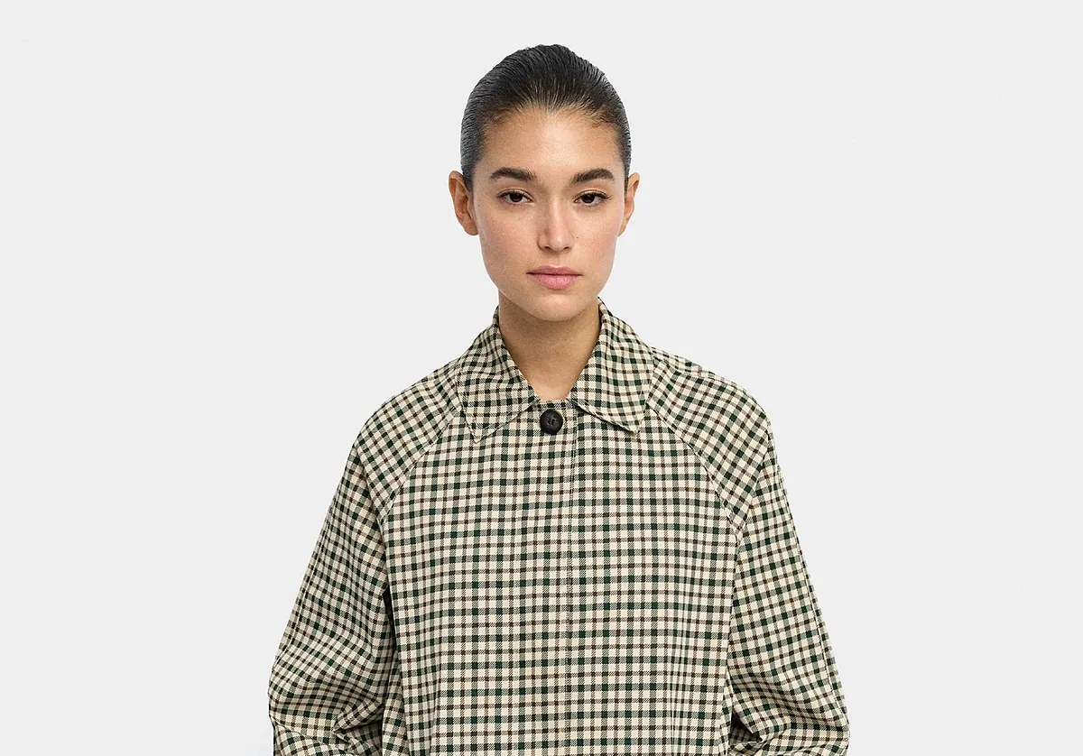 Vas a querer hacer cola en Parfois por esta parka de cuadros que eleva cualquier look de entretiempo este otoño