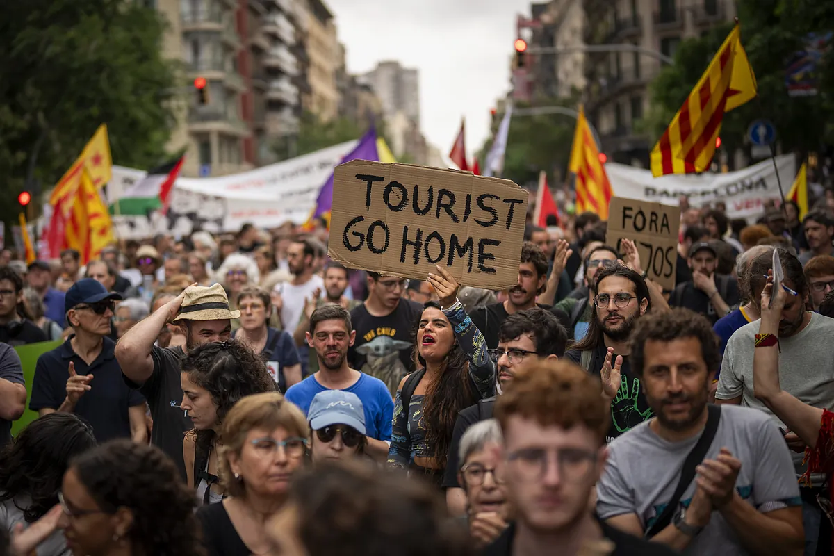 Los medios extranjeros alertan a los turistas sobre viajar a España y recuerdan la  turismofobia :  Marquen sus calendarios y traigan sus chubasqueros. Habrá pistolas de agua 