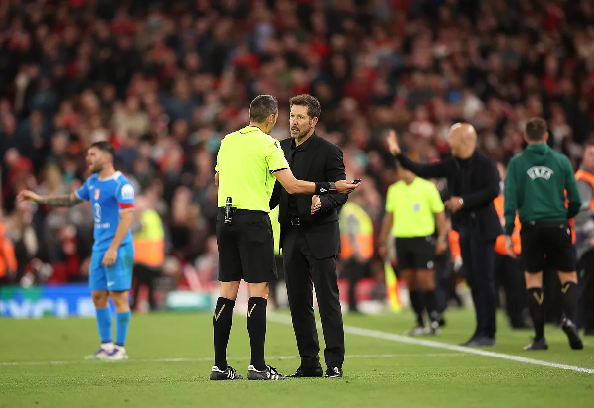 Simeone, expulsado de Anfield por encararse con un aficionado: "Te insultan todo el partido y no es fácil"