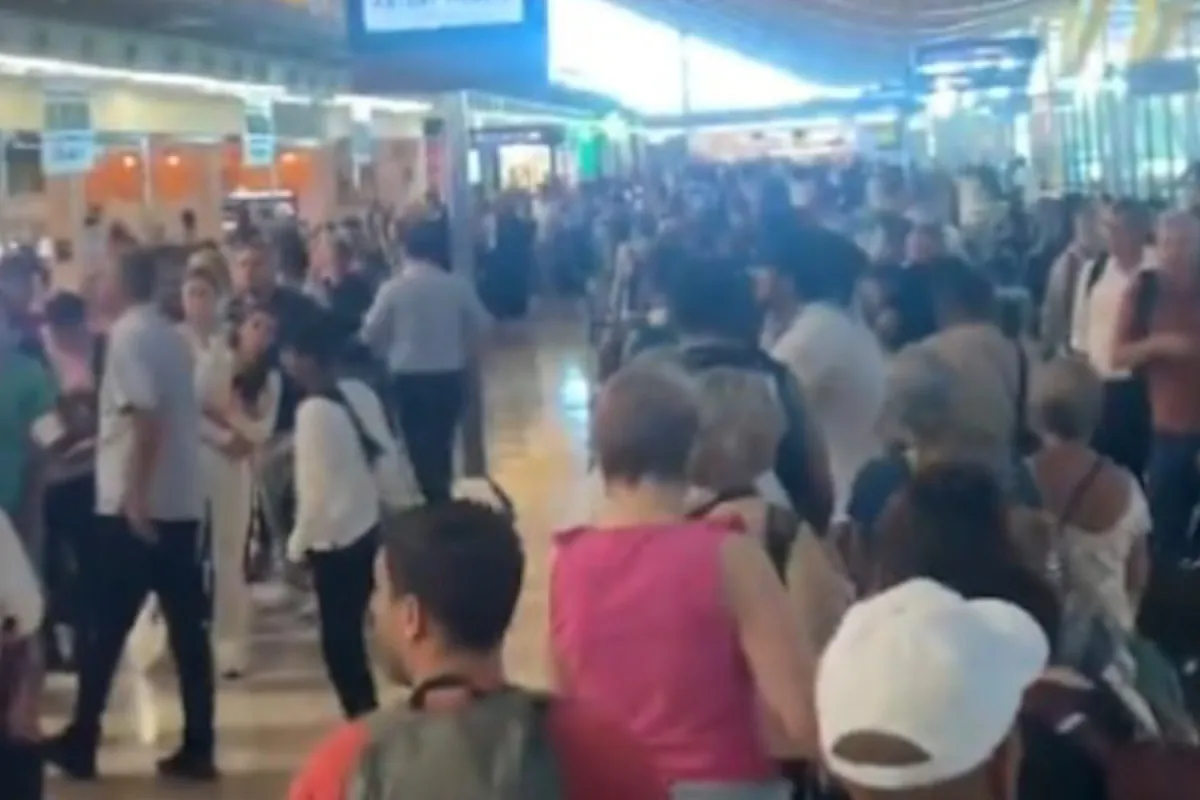 Normallik, bir güvenlik personeli grevinden dolayı kontrolleri geçmek için uzun çizgilerle kaos saatinden sonra Barajas Havaalanı'na geri döner