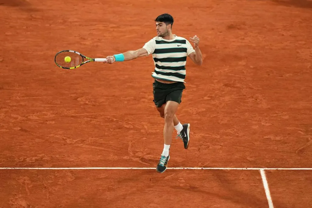 Roland Garros: Roland Garros'taki Carlos Alcaraz'ın Yorum Striped Gömlek
