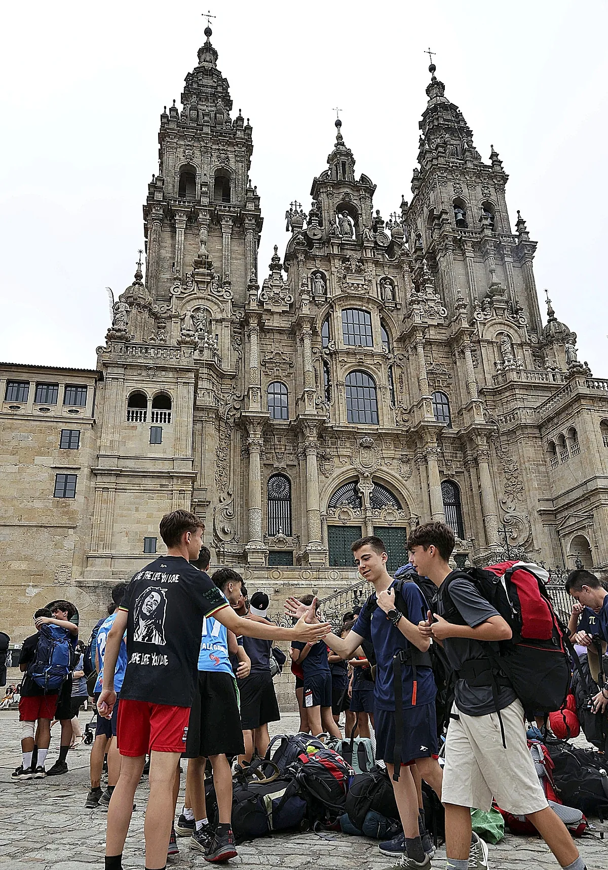 Rezos con megáfono y una catedral  expropiada , la peregrinofobia llega a Santiago:  Creen que siguen en el monte 