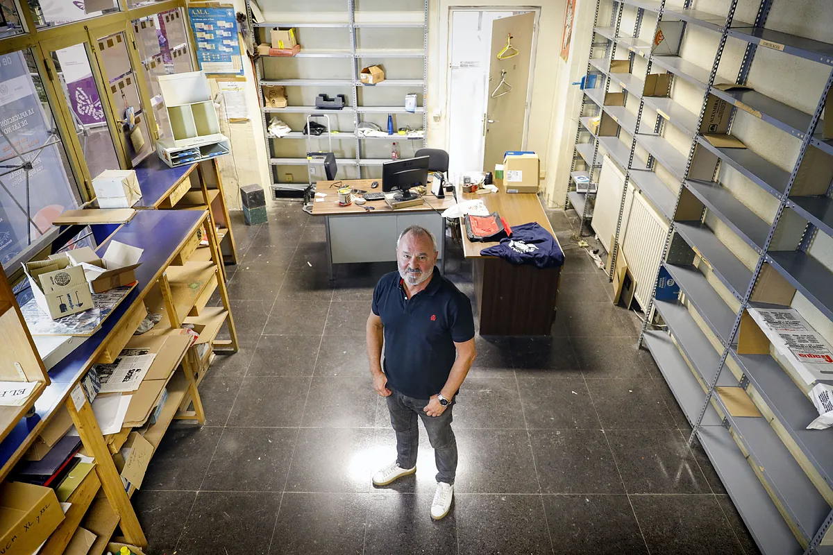 Cierra la mítica librería de Ciencias de la Información, tras medio siglo como pionera en España: "Hay una pérdida de valoración del periodismo, sobre todo ahora"
