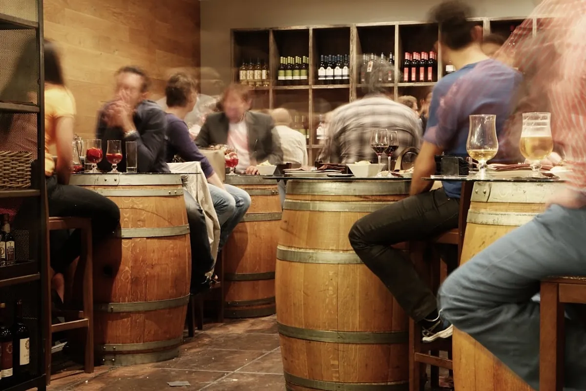 Ni en Triana ni en la Macarena: este es el bar de Sevilla al que tienes que ir sí o sí en septiembre por su ambiente, su precio y sus tapas