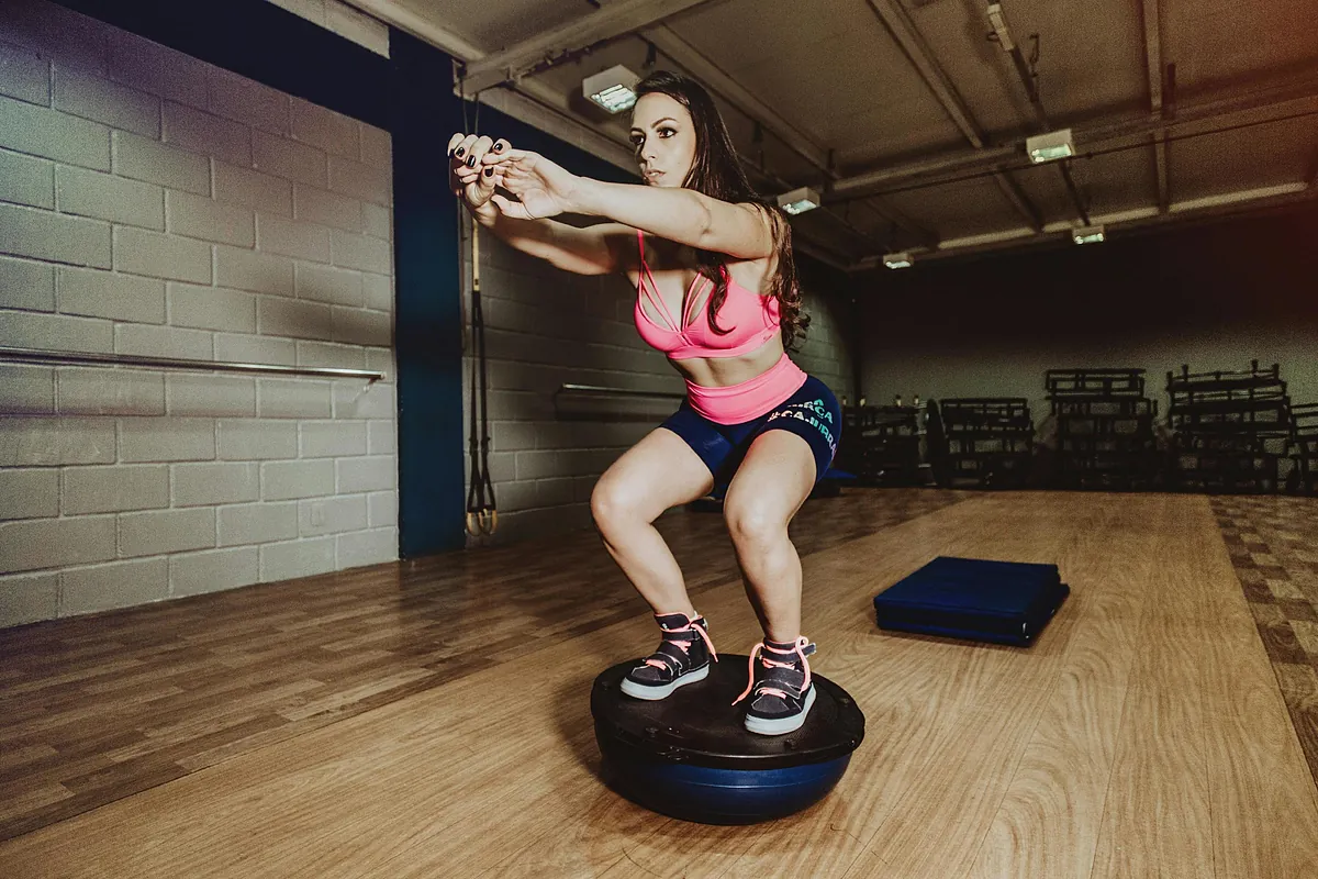 Los ejercicios con BOSU que triunfan entre mujeres de más de 50 años: tonifican muslos y abdomen y mejoran el equilibrio