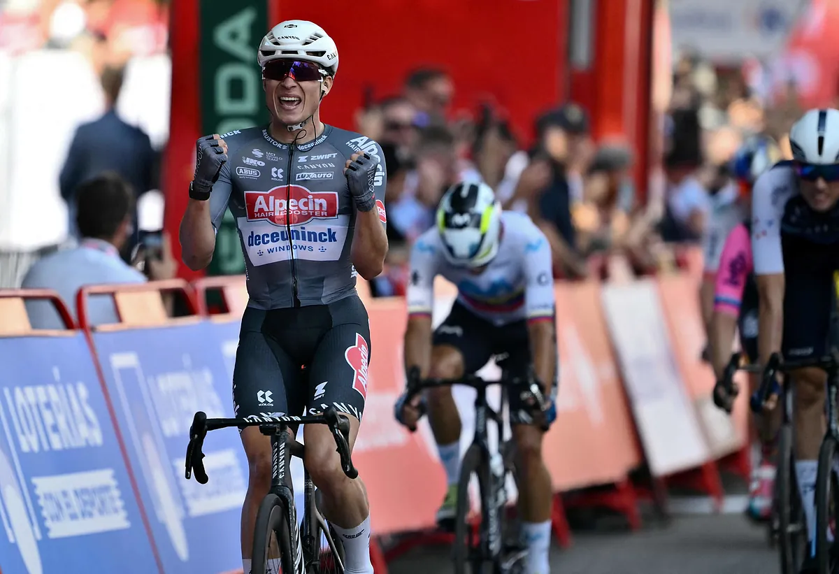 Philipsen se lleva al sprint la primera etapa y el jersey rojo de la Vuelta a España
