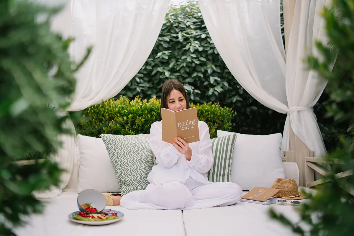 Los retiros de lectura llegan a los hoteles de lujo como experiencia top para mujeres: "Son casi una terapia de grupo"