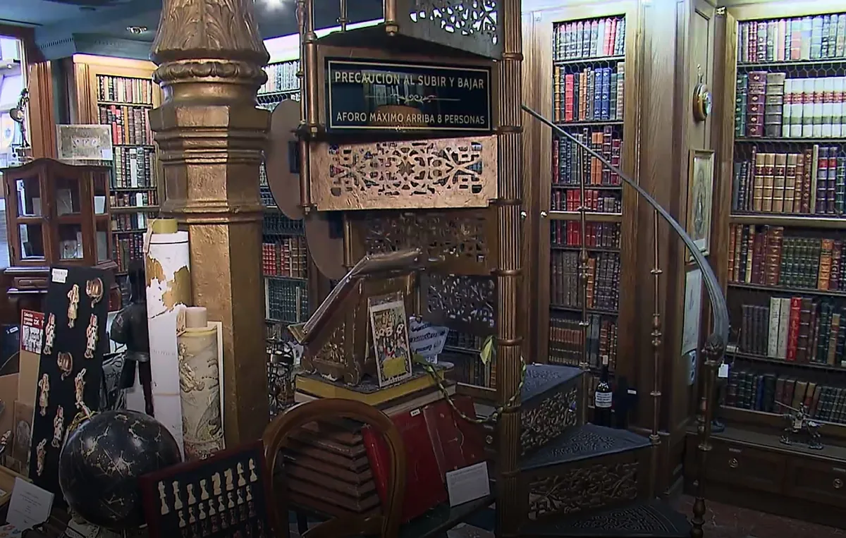 La librería de Madrid que es una de las más bellas del mundo: una escalera de caracol de ensueño y reliquias por descubrir