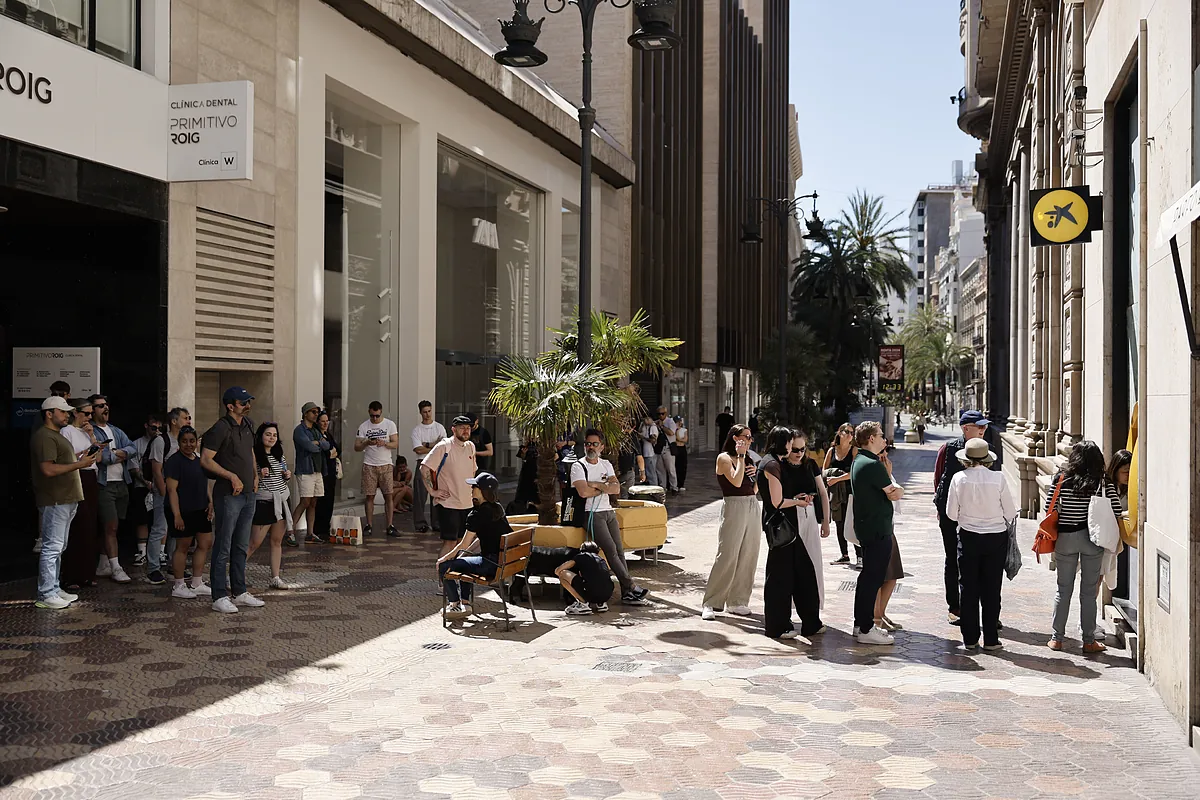 Cierre de sucursales y cajeros, TPVs apagados pero normalidad en los servicios digitales: así capea la banca el 'gran apagón'