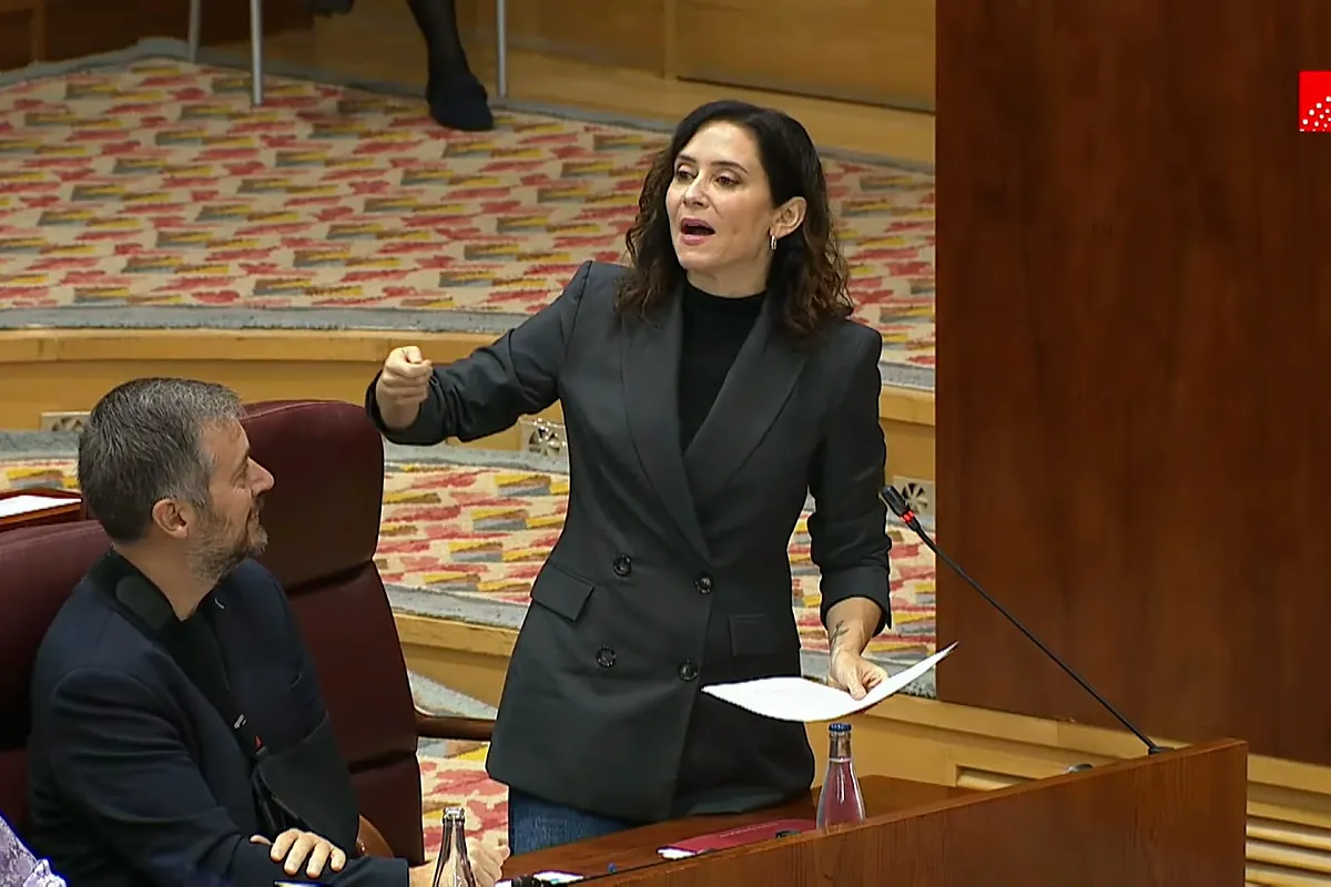 Ayuso sugiere al PSOE poner una placa en Ferraz en la que ponga: "Aceptamos pago en metálico"