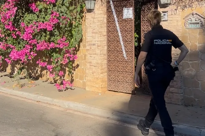 Un día de luto en Marbella por la última víctima de la violencia machista: una octogenaria de la Alpujarra afincada en la Costa del Sol