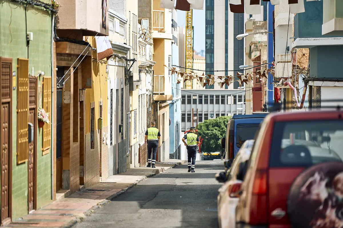 Bloques okupados y vecinos  encerrados  en el corazón de Las Palmas:  Los que dicen que en La Isleta no pasa nada, que se vengan a vivir aquí 