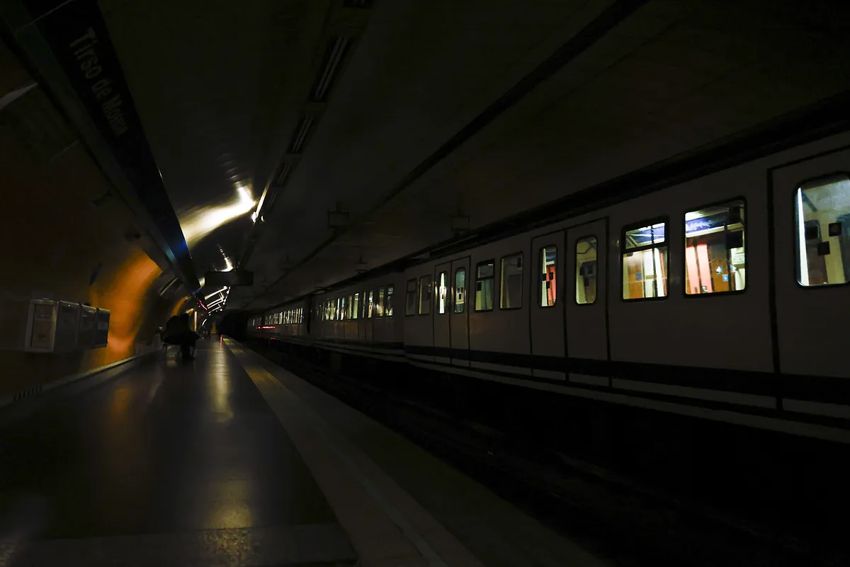 La noche más larga de Metro de Madrid: se buscó "palmo a palmo" personas y objetos en los túneles antes de la reapertura más crítica en años
